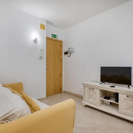 아파트 Cosy 2 Bedroom Near The Sea Cell1-1 *