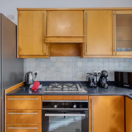 Cosy 2 Bedroom Near The Sea Cell1-1 * 세인트폴스베이